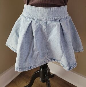 Sz. 6 Pleated Women's Light Wash Jean Skirt